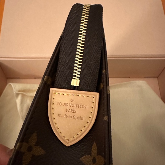 Louis Vuitton Toiletry 19 Cosmetic Pouch - Picture 2 of 4